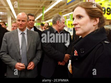 Nathalie Kosciusko-Morizet sectaire dÍEtat chargee de la prospective du développement et de lÍEconomie Numéro d'un placement sur le thème du commerce et de la ville du futur, visite en compagnie de Arnaud Mullier, PDG d'Auchan France le centre Banque D'Images