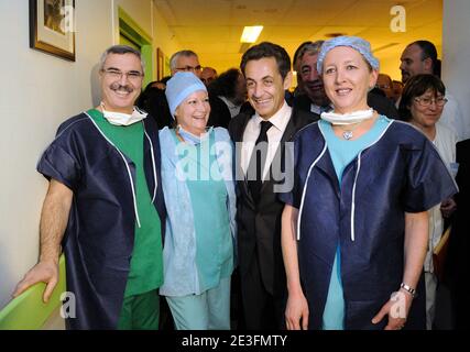 Le président français Nicolas Sarkozy pose avec des employés lors de sa visite à l'hôpital Rambouillet, en banlieue parisienne, France, le 13 mars 2009. Photo par Eric Feferberg/ABACAPRESS.COM Banque D'Images