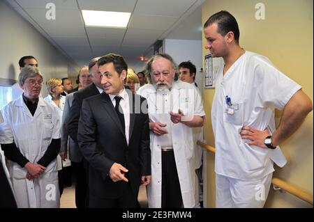 Le président français Nicolas Sarkozy (2e-L) s'entretient avec des médecins lors de sa visite à l'hôpital de Rambouillet, en banlieue parisienne, en France, le 13 mars 2009. Photo par Eric Feferberg/ABACAPRESS.COM Banque D'Images