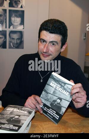 Bruno Mesrine (le fils de Mesrine) pose lors de la Foire du Livre de Paris 'le salon du Livre' qui s'est tenue à la porte de Versailles, à Paris, le 14 mars 2009. Photo de Denis Guignebourg/ABACAPRESS.COM Banque D'Images