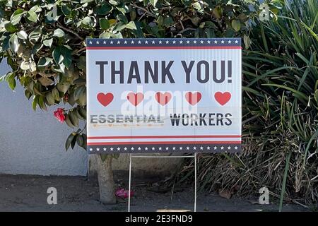 Un panneau « Merci aux travailleurs essentiels » à une résidence, le lundi 18 janvier 2021, à Monterey Park, en Californie. Banque D'Images