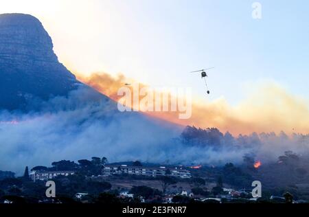 Hélicoptères de combat incendiant un feu de forêt ravageur sur la montagne de Lion's Head au Cap, en Afrique du Sud Banque D'Images