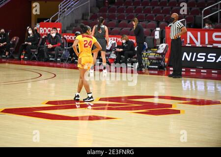 Des chevaux de Troie de la Californie du Sud protègent Desiree Caldwell (24) lors d’un match de basket-ball féminin de la NCAA contre les Washington State Cougars, le vendredi 15 janvier, Banque D'Images