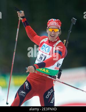 En franchissant la ligne d'arrivée, Lars Berger, de Norvège, célèbre la victoire du sprint de biathlon masculin de 10 km lors des épreuves de la coupe du monde IBU de l'Université E.on Ruhrgas au parc olympique de Whistler, près de Vancouver, C.-B., Canada, le 13 mars 2009. Photo de Heinz Ruckemann/Cameleon/ABACAPRESS.COM Banque D'Images