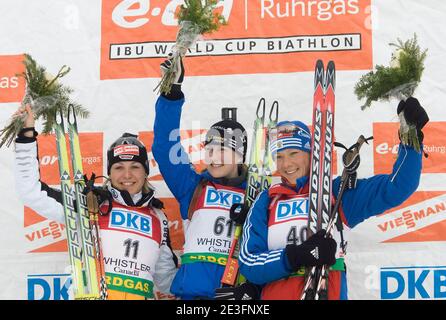 Magdalena Neuner (L) d'Allemagne, Helena Jonsson de Suède et Olga Zaitseva (R) de Russie célèbrent la victoire de la deuxième, première et troisième place respectivement dans le Biathlon Sprint féminin de 7.5 km lors des épreuves de la coupe du monde IBU de l'Université E.on Ruhrgas au parc olympique de Whistler près de Vancouver, C.-B., Canada, le 13 mars 2009. Photo de Heinz Ruckemann/Cameleon/ABACAPRESS.COM Banque D'Images