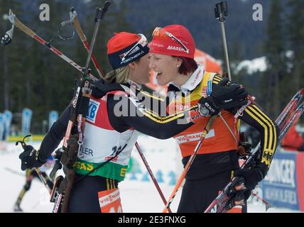 Kati Wilhelm (R) d'Allemagne félicite son coéquipier Magdalena Neuner pour sa deuxième place dans le Biathlon Sprint féminin de 7.5 km lors des épreuves de la coupe du monde IBU de l'université E.on Ruhrgas au parc olympique de Whistler, près de Vancouver, C.-B., Canada, le 13 mars 2009. Wilhelm a terminé huitième. Photo de Heinz Ruckemann/Cameleon/ABACAPRESS.COM Banque D'Images