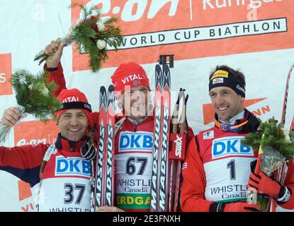 OLE Einar Bjoerndalen (L) et Lars Berger (Centre) de Norvège et Cristoph Sumann d'Autriche célèbrent la deuxième, première et troisième place respectivement dans le Biathlon Sprint masculin de 10 km lors des épreuves de la coupe du monde IBU de l'Université E.on Ruhrgas au parc olympique de Whistler, près de Vancouver, C.-B., Canada, le 13 mars 2009. Photo de Heinz Ruckemann/Cameleon/ABACAPRESS.COM Banque D'Images