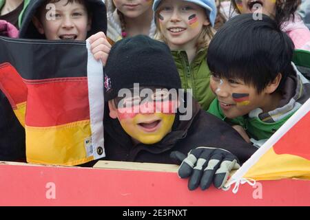 Les enfants qui portent de la peinture pour le visage applaudissent les gagnants du sprint de biathlon féminin de 7.5 km lors de la cérémonie des fleurs de la coupe du monde de l'IBU de l'E.on Ruhrgas au parc olympique de Whistler, près de Vancouver, C.-B., Canada, le 13 mars 2009. Photo de Heinz Ruckemann/Cameleon/ABACAPRESS.COM Banque D'Images