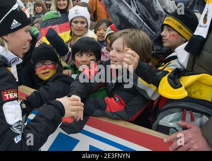 Deuxième place Magdalena Neuner, d'Allemagne, accueille les jeunes fans après la cérémonie féminine de fleurs de Biathlon Sprint de 7.5 km, lors des épreuves de la coupe du monde de l'IBU E.on Ruhrgas au parc olympique de Whistler, près de Vancouver, C.-B., Canada, le 13 mars 2009. Photo de Heinz Ruckemann/Cameleon/ABACAPRESS.COM Banque D'Images