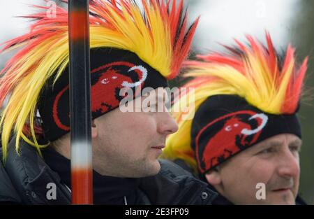 Les fans portant les couleurs du drapeau allemand sur leur tête regardent la course de sprint de biathlon féminin de 7.5 km pendant les épreuves de la coupe du monde IBU de l'université E.on Ruhrgas au parc olympique de Whistler, près de Vancouver, C.-B., Canada, le 13 mars 2009. Photo de Heinz Ruckemann/Cameleon/ABACAPRESS.COM Banque D'Images