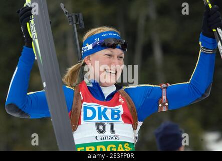 Helena Jonsson, de Suède, célèbre la victoire du sprint de biathlon féminin de 7.5 km lors des épreuves de la coupe du monde de l'IBU de l'Université E.on Ruhrgas au parc olympique de Whistler, près de Vancouver, C.-B., Canada, le 13 mars 2009. Photo de Heinz Ruckemann/Cameleon/ABACAPRESS.COM Banque D'Images