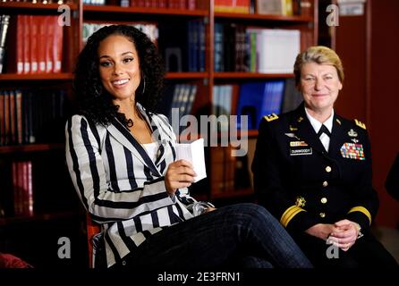 La chanteuse Alicia Keys flanquée du général Ann Dunwoody, commandant du Commandement des matériaux de l'Armée des États-Unis, parle avec des étudiants de l'école secondaire de Dunbar à l'occasion du mois de l'histoire des femmes à Washington, DC, USA le 19 mars 2009 . Photo par Olivier Douliery/ABACAPRESS.COM Banque D'Images