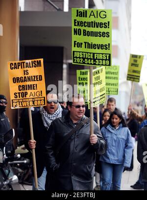 Les manifestants se rassemblent pour organiser une manifestation d'urgence devant les bureaux d'AIG contre les primes d'AIG à Washington, DC, USA le 20 mars 2009. Photo par Olivier Douliery/ABACAPRESS.COM Banque D'Images