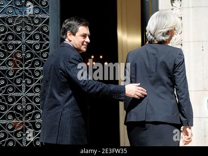 Le Premier ministre français François Fillon se promène aux côtés de la ministre française des Finances, Christine Lagarde, à la résidence de l'ambassadeur de France à Washington, DC, le 23 mars 2009. Photo d'Olivier Douliery/ABACAPRESS.COM (photo :Christine Lagarde, François Fillon ) Banque D'Images