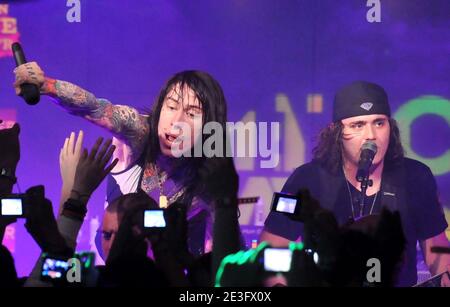 Mason Musso et Trace Cyrus des États-Unis et de la station de métro de groupe se font en direct au Show case à Paris, en France, le 24 mars 2009. Photo par ABACAPRESS.COM Banque D'Images