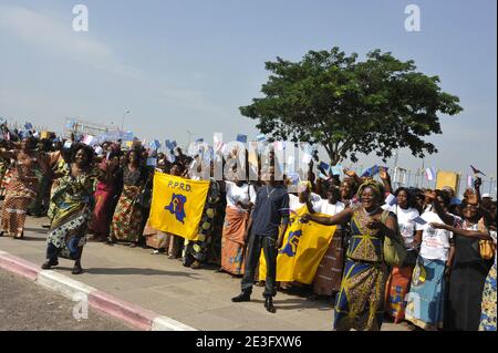 Les gens attendent l'arrivée du président français Nicolas Sarkozy à Kinshasa, en République démocratique du Congo, le 26 mars 2009. Nicolas Sarkozy effectue une visite de deux jours en Afrique au cours de laquelle il se rendra en RD Congo, au Congo et au Niger. Photo par Elodie Gregoire/ABACAPRESS.COM Banque D'Images