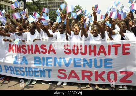 Le peuple reçoit le président français Nicolas Sarkozy à Kinshasa en République démocratique du Congo le 26 mars 2009. Nicolas Sarkozy effectue une visite de deux jours en Afrique au cours de laquelle il se rendra en RD Congo, au Congo et au Niger. Photo par Elodie Gregoire/ABACAPRESS.COM Banque D'Images