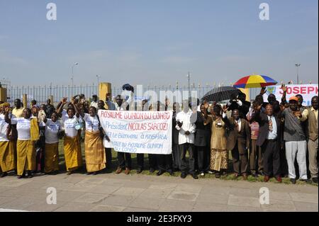 Les gens attendent l'arrivée du président français Nicolas Sarkozy à Kinshasa, en République démocratique du Congo, le 26 mars 2009. Nicolas Sarkozy effectue une visite de deux jours en Afrique au cours de laquelle il se rendra en RD Congo, au Congo et au Niger. Photo par Elodie Gregoire/ABACAPRESS.COM Banque D'Images