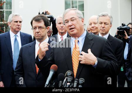 James Rohr, PDG de PNC, s'adresse à la presse à la Maison Blanche à Washington, DC, USAon le 27 mars 2009, après une réunion des chefs des plus grandes banques du pays avec le président américain Barack Obama photo par Olivier Douliery/ABACAPRESS.COM Banque D'Images