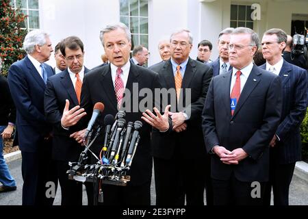 John Stumpf, PDG de Wells Fargo Bank, s'entretient avec les médias après avoir rencontré lui et 13 autres dirigeants de banque avec le président Barack Obama le 27 mars 2009 à Washington, DC, Etats-Unis. Obama.photo par Olivier Douliery/ABACAPRESS.COM Banque D'Images