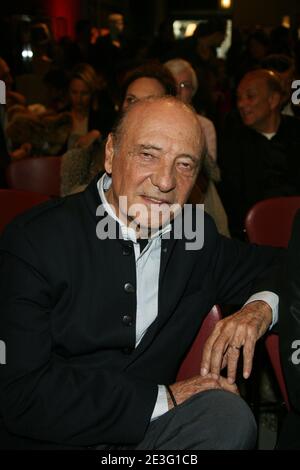 Jacques Seguela participe à une vente aux enchères au profit de trois associations caritatives, 'la cha”ne de l'espoir', 'handicaps', 'les services hospitaliers pour les enfants malades', à Sotheby's à Paris, France, le 30 mars 2009. Photo de Denis Guignebourg/ABACAPRESS.COM Banque D'Images