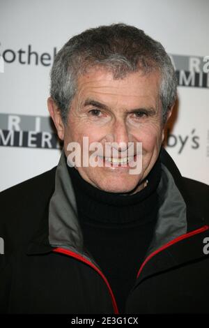 Claude Lelouch participe à une vente aux enchères au profit de trois associations caritatives, 'la chaîne de l'espoir', 'handicaps', 'les services hospitaliers pour les enfants malades', à Sotheby's à Paris, France, le 30 mars 2009. Photo de Denis Guignebourg/ABACAPRESS.COM Banque D'Images