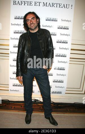 Andre Manoukian participe à une vente aux enchères au profit de trois associations caritatives, 'la chaîne de l'espoir', 'handicaps', 'les services hospitaliers pour les enfants malades', à Sotheby's à Paris, France, le 30 mars 2009. Photo de Denis Guignebourg/ABACAPRESS.COM Banque D'Images