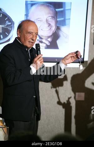 Jacques Seguela participe à une vente aux enchères au profit de trois associations caritatives, 'la cha”ne de l'espoir', 'handicaps', 'les services hospitaliers pour les enfants malades', à Sotheby's à Paris, France, le 30 mars 2009. Photo de Denis Guignebourg/ABACAPRESS.COM Banque D'Images