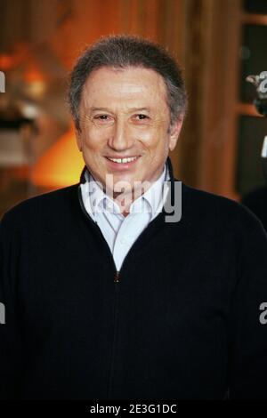 Michel Drucker participe à une vente aux enchères au profit de trois associations caritatives, 'la chaîne de l'espoir', 'handicaps', 'les services hospitaliers pour les enfants malades', à Sotheby's à Paris, France, le 30 mars 2009. Photo de Denis Guignebourg/ABACAPRESS.COM Banque D'Images