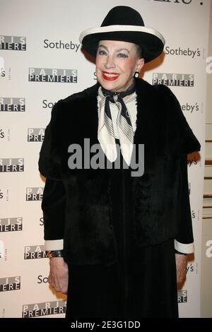 Geneviève de Fontenay participe à une vente aux enchères au profit de trois associations caritatives, 'la chaîne de l'espoir', 'handicaps', 'les services hospitaliers pour les enfants malades', à Sotheby's à Paris, France, le 30 mars 2009. Photo de Denis Guignebourg/ABACAPRESS.COM Banque D'Images