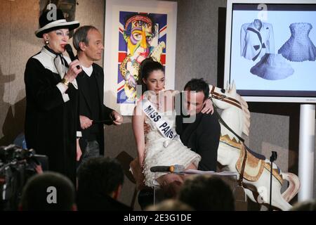 Geneviève de Fontenay, Laurent Baffie, Miss France 2008 Laura Tanguy et Pascal Sellem participent à une vente aux enchères au profit de trois associations caritatives, 'la cha”ne de l'espoir', 'handicaps', 'les services hospitaliers pour les enfants malades', à Sotheby's à Paris, France, le 30 mars 2009. Photo de Denis Guignebourg/ABACAPRESS.COM Banque D'Images