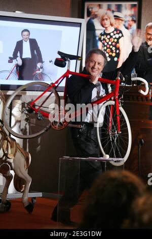 Michel Drucker participe à une vente aux enchères au profit de trois associations caritatives, 'la cha”ne de l'espoir', 'handicaps', 'les services hospitaliers pour les enfants maladess', à Sotheby's à Paris, France, le 30 mars 2009. Photo de Denis Guignebourg/ABACAPRESS.COM Banque D'Images