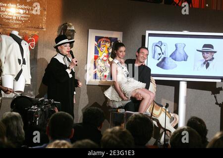 Geneviève de Fontenay, Laurent Baffie, Miss France 2008 Laura Tanguy et Pascal Sellem participent à une vente aux enchères au profit de trois associations caritatives, 'la cha”ne de l'espoir', 'handicaps', 'les services hospitaliers pour les enfants malades', à Sotheby's à Paris, France, le 30 mars 2009. Photo de Denis Guignebourg/ABACAPRESS.COM Banque D'Images