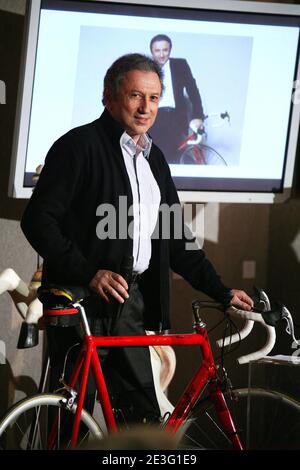 Michel Drucker participe à une vente aux enchères au profit de trois associations caritatives, 'la cha”ne de l'espoir', 'handicaps', 'les services hospitaliers pour les enfants maladess', à Sotheby's à Paris, France, le 30 mars 2009. Photo de Denis Guignebourg/ABACAPRESS.COM Banque D'Images