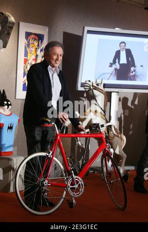 Michel Drucker participe à une vente aux enchères au profit de trois associations caritatives, 'la cha”ne de l'espoir', 'handicaps', 'les services hospitaliers pour les enfants maladess', à Sotheby's à Paris, France, le 30 mars 2009. Photo de Denis Guignebourg/ABACAPRESS.COM Banque D'Images