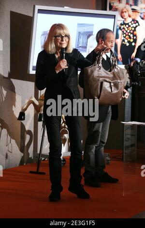 Mireille Darc participe à une vente aux enchères au profit de trois associations caritatives, 'la cha”ne de l'espoir', 'handicaps', 'les services hospitaliers pour les enfants malades', à Sotheby's à Paris, France, le 30 mars 2009. Photo de Denis Guignebourg/ABACAPRESS.COM Banque D'Images