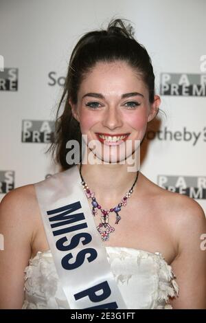 Miss Paris 2008 Laura Tanguy participe à une vente aux enchères au profit de trois associations caritatives, 'la chaîne de l'espoir', 'handicaps', 'les services hospitaliers pour les enfants malades', à Sotheby's à Paris, France, le 30 mars 2009. Photo de Denis Guignebourg/ABACAPRESS.COM Banque D'Images