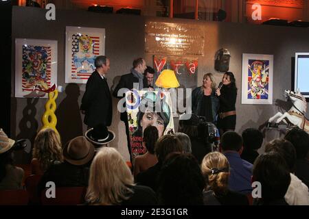 Valérie Damidot et Laurent Baffie participent à une vente aux enchères au profit de trois associations caritatives, 'la cha”ne de l'espoir', 'handicaps', 'les services hospitaliers pour les enfants malades', à Sotheby's à Paris, France, le 30 mars 2009. Photo de Denis Guignebourg/ABACAPRESS.COM Banque D'Images