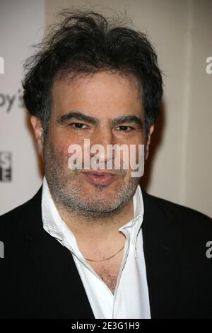 Raphael Mezrahi participe à une vente aux enchères au profit de trois associations caritatives, 'la cha”ne de l'espoir', 'handicaps', 'les services hospitaliers pour les enfants malades', à Sotheby's à Paris, France, le 30 mars 2009. Photo de Denis Guignebourg/ABACAPRESS.COM Banque D'Images