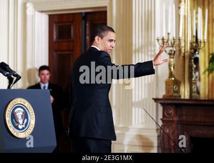 LE président AMÉRICAIN Barack Obama reconnaît les invités après la signature de l'Omnibus public Lands Management Act de 2009 à la Maison Blanche à Washington, DC, Etats-Unis, le 30 mars 2009. Il s'agit d'un projet de loi visant à désigner certaines terres comme composantes du système national de conservation de la nature sauvage, à autoriser certains programmes et activités au ministère de l'intérieur et au ministère de l'Agriculture, et à d'autres fins. Photo par Olivier Douliery/ABACAPRESS.COM Banque D'Images