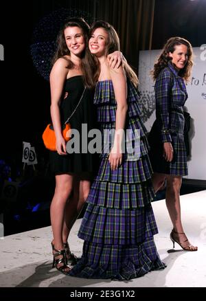 Andie MacDowell (R) et les filles Rainey Qualley et Sarah Margaret Qualley marchent sur la piste lors de l'événement de lancement de la semaine Kilt Tartan 2009 au salon M2 à New York City, NY, USA, le 30 mars 2009. Photo de Donna Ward/ABACAPRESS.COM Banque D'Images