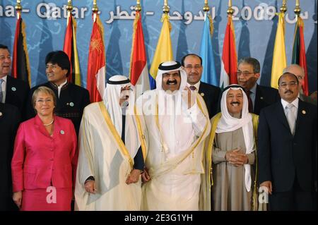 L-R : le président du Chili Michelle Bachelet, le président de la Bolivie Evo Morales, le roi saoudien Abdullah Bin Abdul Aziz Al Saud, l'émir du Qatar Sheikh Hamad Bin Khalifa Al Thani, l'émir du Koweït Sheikh Sabah Al Ahmad Al Sabah, vu lors d'une photo de famille du 2e Sommet des pays arabo-sud-américains, à Doha, Qatar le 31 mars 2009. Photo par Ammar Abd Rabbo/ABACAPRESS.COM Banque D'Images