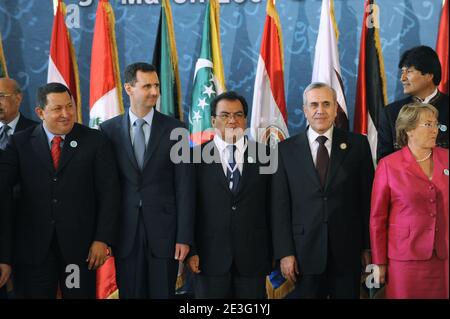 L-R : le président vénézuélien Hugo Chavez Frias, le président syrien Bachar Al Assad, le président libanais Michel Suleiman, le président du Chili Michelle Bachelet, le président bolivien Evo Morales, lors d'une photo de famille du 2e Sommet des pays arabo-sud-américains, à Doha, au Qatar, le 31 mars 2009. Photo par Ammar Abd Rabbo/ABACAPRESS.COM Banque D'Images