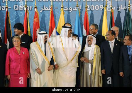 L-R : le président du Chili Michelle Bachelet, le président de la Bolivie Evo Morales, le roi saoudien Abdullah Bin Abdul Aziz Al Saud, l'émir du Qatar Sheikh Hamad Bin Khalifa Al Thani, l'émir du Koweït Sheikh Sabah Al Ahmad Al Sabah, vu lors d'une photo de famille du 2e Sommet des pays arabo-sud-américains, à Doha, Qatar le 31 mars 2009. Photo par Ammar Abd Rabbo/ABACAPRESS.COM Banque D'Images