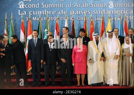 L-R : Président palestinien Mahmoud Abbas, Président du Venezuela Hugo Chavez Frias, Président syrien Bachar Al Assad, Président libanais Michel Suleiman, Président du Chili Michelle Bachelet, Président de la Bolivie Evo Morales, Roi saoudien Abdullah Bin Abdul Aziz Al Saud, Emir cheikh Hamad Bin Khalifa Al Thani du Qatar, L'émir du Koweït, le cheikh Sabah Al Ahmad Al Sabah, le vice-président irakien Nouri Al Maliki, vu lors d'une photo de famille du 2e Sommet des pays arabo-sud-américains, à Doha, au Qatar, le 31 mars 2009. Photo par Ammar Abd Rabbo/ABACAPRESS.COM Banque D'Images