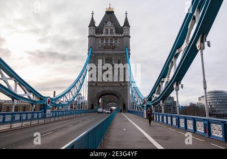 Londres, Royaume-Uni. 18 janvier 2021. Des gens sont vus sur le pont de la tour à Londres, au Royaume-Uni, le 18 janvier 2021. 599 autres décès de la COVID-19 et près de 38000 cas confirmés au Royaume-Uni Credit: May James/ZUMA Wire/Alamy Live News Banque D'Images