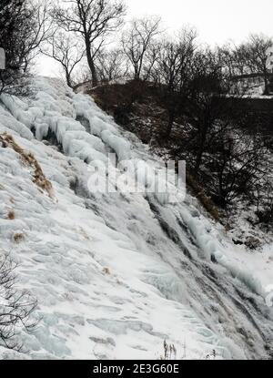 La chute d'eau gelée d'Oshinkoshin à Hokkaido, au Japon. Banque D'Images