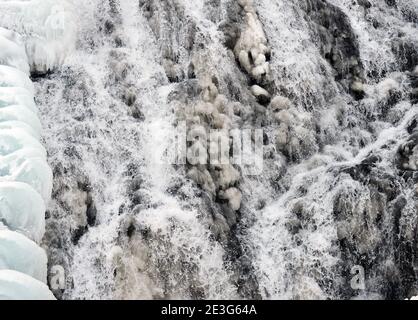 La chute d'eau gelée d'Oshinkoshin à Hokkaido, au Japon. Banque D'Images