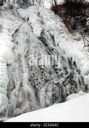 La chute d'eau gelée d'Oshinkoshin à Hokkaido, au Japon. Banque D'Images