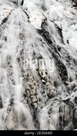 La chute d'eau gelée d'Oshinkoshin à Hokkaido, au Japon. Banque D'Images